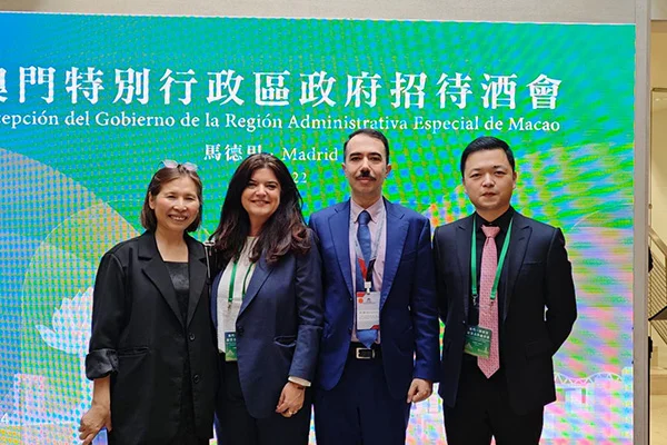 Da sinistra a destra: Echo Chan, presidente della Camera di Commercio Europea di Macao; Mónica Gracia, direttrice internazionale delle Ammissioni di FUNIBER; Jorge Valente, presidente dell'Associação Sino-Lusófona da Indústria e Promoção de Intercâmbio Cultural; e Dong Chen, rappresentante di FUNIBER in Cina.