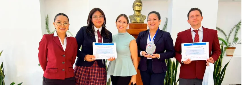 Cerimonia di consegna del Premio Internazionale Preuniversitario FUNIBER per la Ricerca a Quito, Ecuador