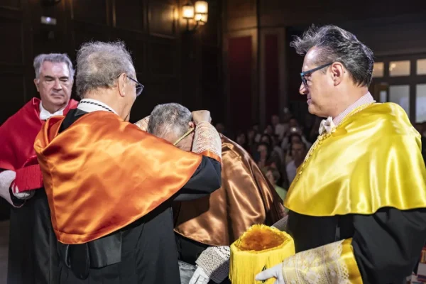Consegna della medaglia al Dr. Santos Gracia Villar.