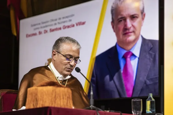 L'Ill.mo Dr. Santos Gracia pronuncia il suo discorso di ingresso, nel quale illustra la visione che ha guidato lo sviluppo di FUNIBER e riflette sul ruolo dell'università come motore del progresso sociale.
