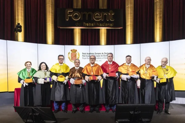 Il Dr. Santos Gracia Villar insieme ai membri del Consiglio Direttivo della Reale Accademia Europea dei Dottori.